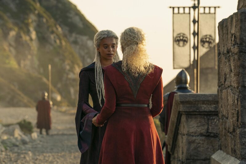 Baela Targaryen (Bethany Antonia, l.); Rhaena Targaryen (Phoebe Campbell, r.) – Bild: Home Box Office, Inc.
