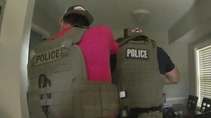 Die Polizei bricht in das Haus ein. – Bild: Warner Bros. Discovery /​ Joke Productions