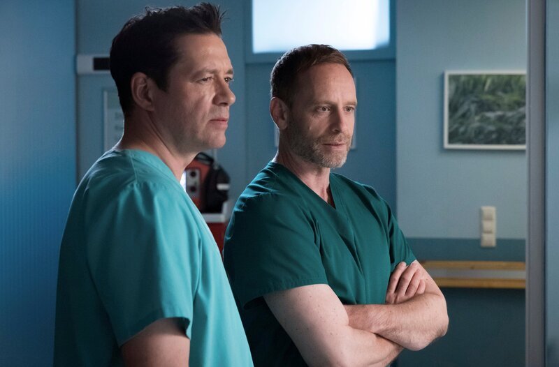 Dr. Ina Schulte (Isabell Gerschke) und Dr. Philipp Brentano (Thomas Koch) haben gerade erfahren, dass Sarah Marquardt und Philipps Frau Arzu mit einer Hochschwangeren im Fahrstuhl stecken geblieben sind. – Bild: MDR/​Saxonia Media/​Rudolf Wernicke