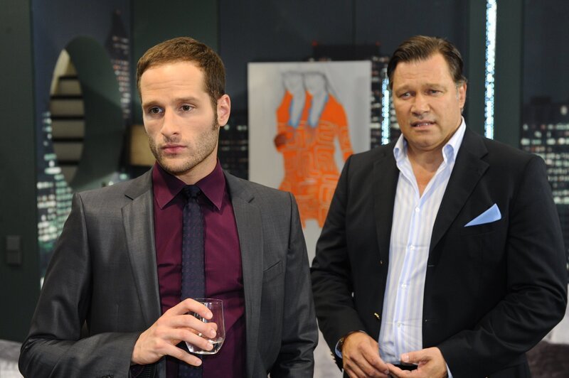 Richard (Robert Jarczyk, r.) versucht vergebens, David (Lee Rychter, l.) auf einen Firmensitz im Ausland wegzuloben, um Annett von ihm zu befreien. – Bild: SAT.1 /​ Oliver Ziebe