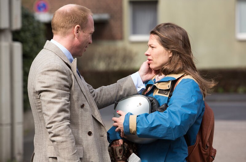 Carla Temme (Meike Droste, r.) will sich nicht von Vorstand Dr. Holger Jeckel (Johann von Bülow, l.) „formen“ lassen. – Bild: ARD/​Michael Boehme