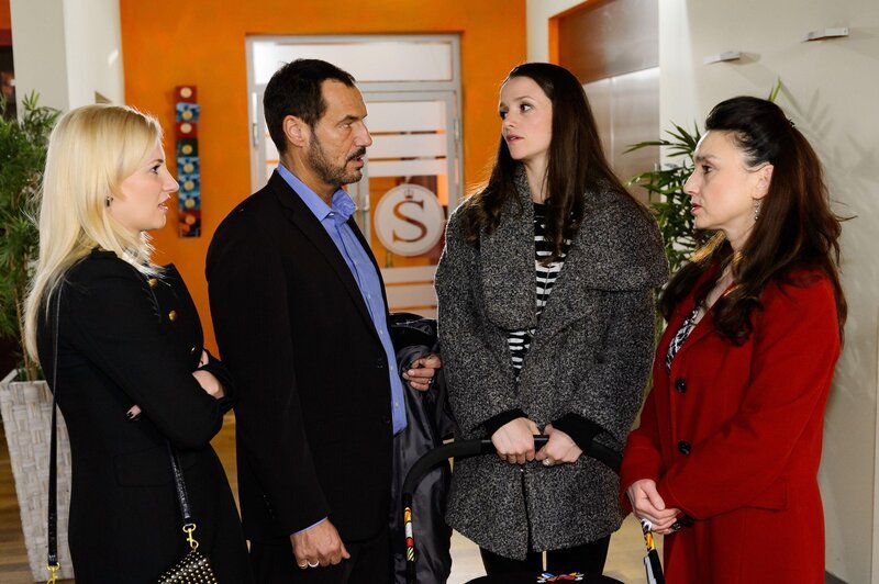 Jenny (Kaja Schmidt-Tychsen, 2.v.r.) und Simone (Tatjana Clasing, r.) versuchen sich trotz ihrer privaten Spannungen mit Isabelle (Ania Niedieck) und Richard (Silvan-Pierre Leirich) auf das Finale des NRW-Contests zu konzentrieren. – Bild: RTL