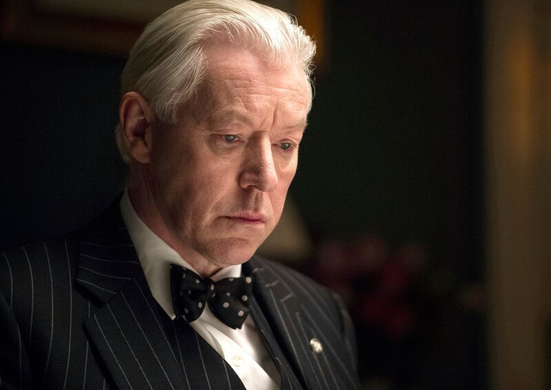 Quirkes Stiefbruder Malachy (Nick Dunning) ist in finstere Machenschaften verwickelt. – Bild: BBC/​Steffan Hill