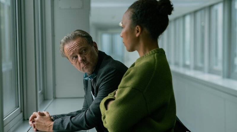 Dr. Seiter (Norman Hacker, li.) und Dr. Kim (Abak Safaei-Rad) sind sich im weiteren Umgang mit „Fresse“ nicht einig. – Bild: ARD Degeto Film/​Rat Pack Filmpro /​ ARD Degeto/​Programmplanung und P