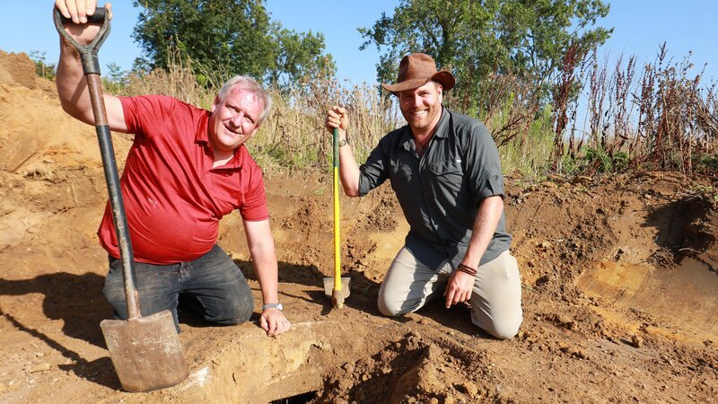 L-R: Military Historian Gary Sterne and Josh find a WWII machine gun nest at Maisy Battery, France. – Bild: Discovery Communications, LLC