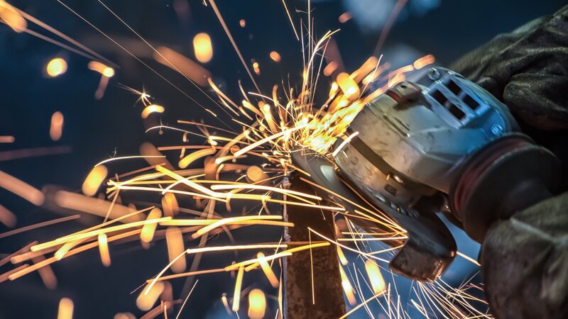 Sparks from an African man grinding metal – Bild: www.luciancoman.com