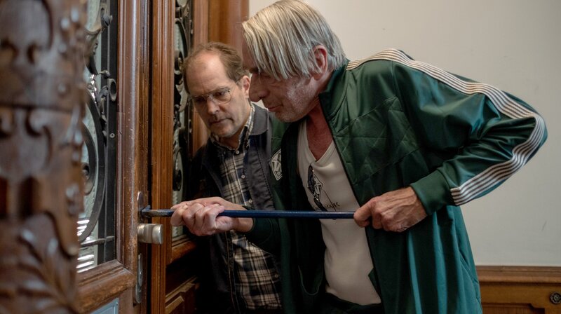 Und dann steht einer auf und öffnet das Fenster – Bild: ARD Degeto/​Nadja Klier