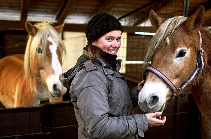 Vorpommern in der Nähe von Greifswald: In Levenhagen führt Dörte Wolfgramm-Stühmeyer einen landwirtschaftlichen Betrieb mit Schafen, Schweinen, Hühnern, Grün- und Ackerland. Dörtes große Leidenschaft und ihr Hobby sind Pferde – sie züchtet Haflinger. – Bild: SWR/​WDR/​Christoph Lemmen