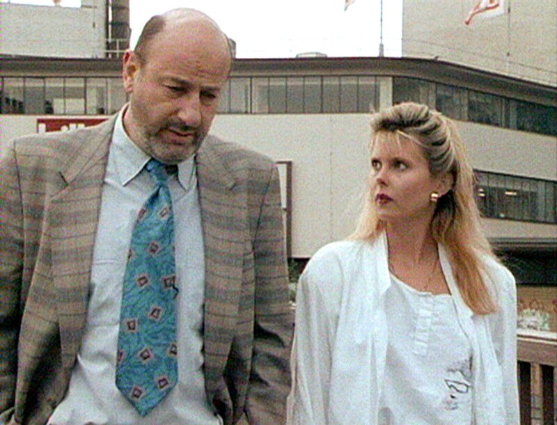 Dorchen, beste Freundin von Anwaltsgehilfin Senta, muss von Liebling verteidigt werden. Nach versuchter Vergewaltigung ist sie führerscheinlos gegen einen Baum gefahren. Es gilt, den Sittlichkeitsverbrecher zu überführen. Anwalt Arnold ist bei der Suche nach Diebesgut auf einen Antiquitätenhändler gestoßen. Rechtsanwalt Robert Liebling (Manfred Krug) mit seiner Tochter Sarah (Roswitha Schreiner). – Bild: rbb