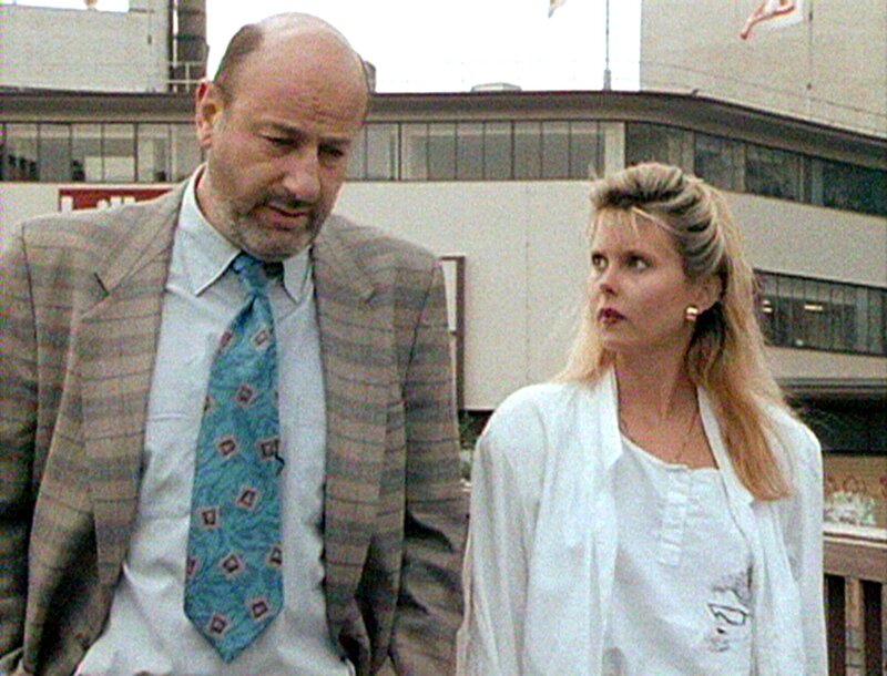 Dorchen, beste Freundin von Anwaltsgehilfin Senta, muss von Liebling verteidigt werden. Nach versuchter Vergewaltigung ist sie führerscheinlos gegen einen Baum gefahren. Es gilt, den Sittlichkeitsverbrecher zu überführen. Anwalt Arnold ist bei der Suche nach Diebesgut auf einen Antiquitätenhändler gestoßen. Rechtsanwalt Robert Liebling (Manfred Krug) mit seiner Tochter Sarah (Roswitha Schreiner). – Bild: rbb