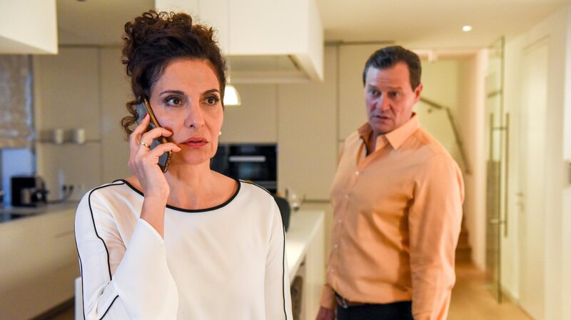 Proschat Madani (Tilia Konstantin), Harald Windisch (Karl Czerny-Hohenburg). – Bild: WDR/​ORF