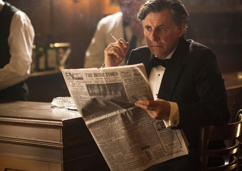 Quirke (Gabriel Byrne) macht sich große Sorgen um seine Tochter. – Bild: ARD Degeto/​BBC/​Steffan Hill