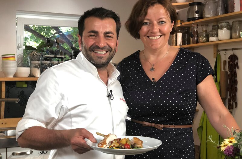 Ali Güngörmüs und Regine Traud in Hünfeld-Molzbach mit Alis Interpretation von Regines Hühnchen. – Bild: HR/​Bettina Schrauf