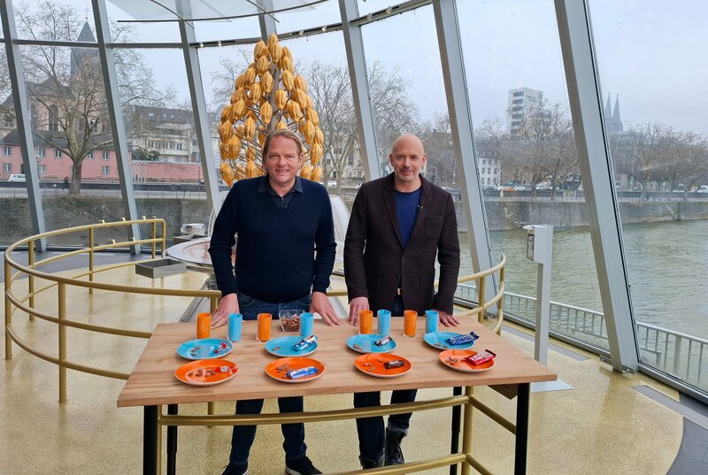 Björn Freitag (l.) und Prof. Arnd Zschiesche laden zur Verkostung ein. Erkennen die Teilnehmer die Kult-Produkte auf Anhieb? – Bild: WDR/​solis TV/​Joshua Stolz