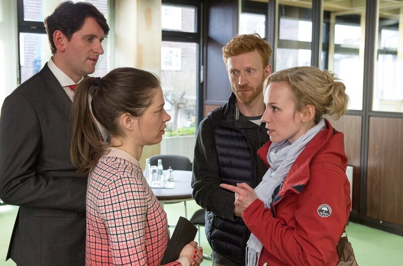 Sven Höffner (Volker Muthmann, 2.v.r.) und Christine Höffner (Stefanie Rösner, r.) fordern von Frank Weber (Sebastian Schwarz, l.) und Carla Temme (Meike Droste, 2.v.l.) sofortigen Zugang zu ihrem leiblichen Sohn. – Bild: ARD/​Michael Boehme