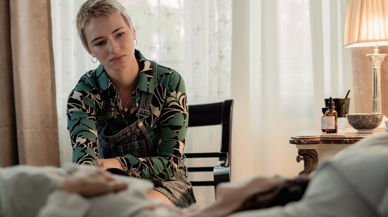 Und dann steht einer auf und öffnet das Fenster – Bild: ARD Degeto/​Nadja Klier