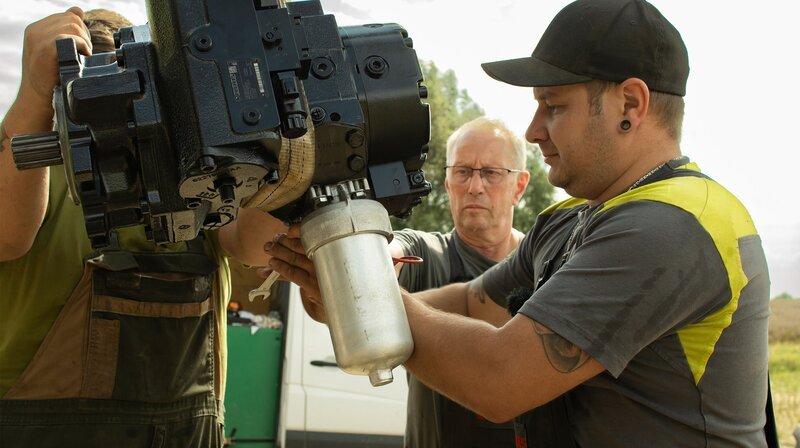 Werner und Robby im Einsatz für die Ernte. – Bild: NDR/​Hanse TV
