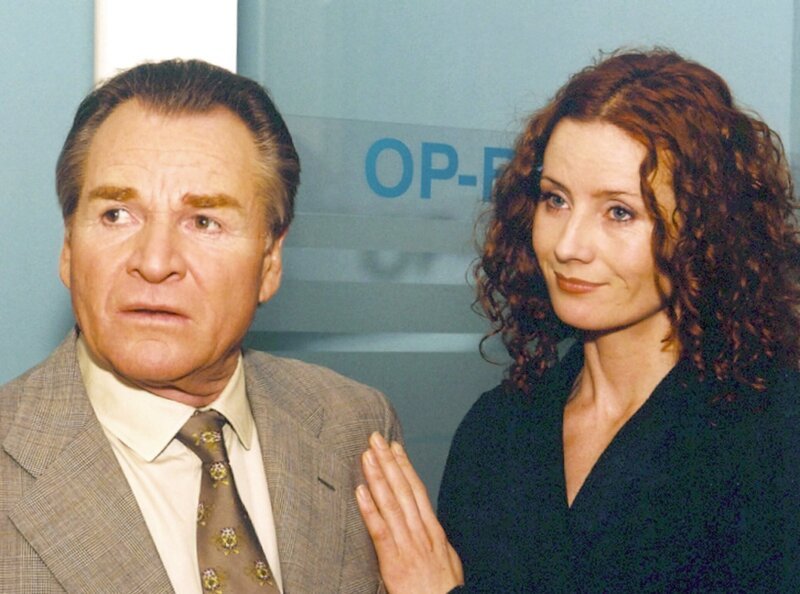 Matthias Hofer (Fritz Wepper) bangt gemeinsam mit Paula (Jutta Fastian) um das Leben seiner Tochter und ihrer Freundin … – Bild: MDR/​Krajewski