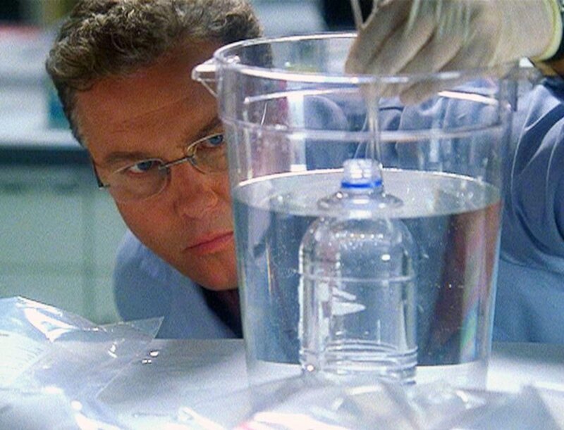Grissom (William Petersen) untersucht die Wasserflasche des Opfers: Wie hat der Mörder das Gift in die geschlossene Plastikflasche geschleust? – Bild: VOX
