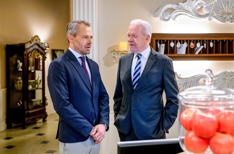 Erik (Sven Waasner, l.) ärgert es, dass Werner (Dirk Galuba, r.) einen dahergelaufenen Vielleicht-Enkel als potenziellen Nachfolger in Betracht zieht. – Bild: ORF/​ARD/​Christof Arnold