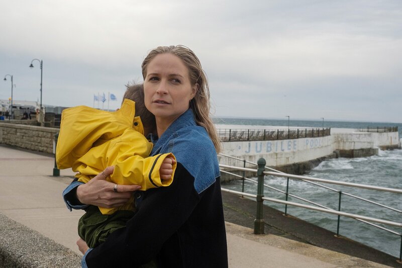 Playing Nice – Du gehörst uns Folge 2 Kämpft dafür, ihren Sohn zu behalten: Niamh Algar als Maddie Riley – Bild: SRF/​Studiocanal