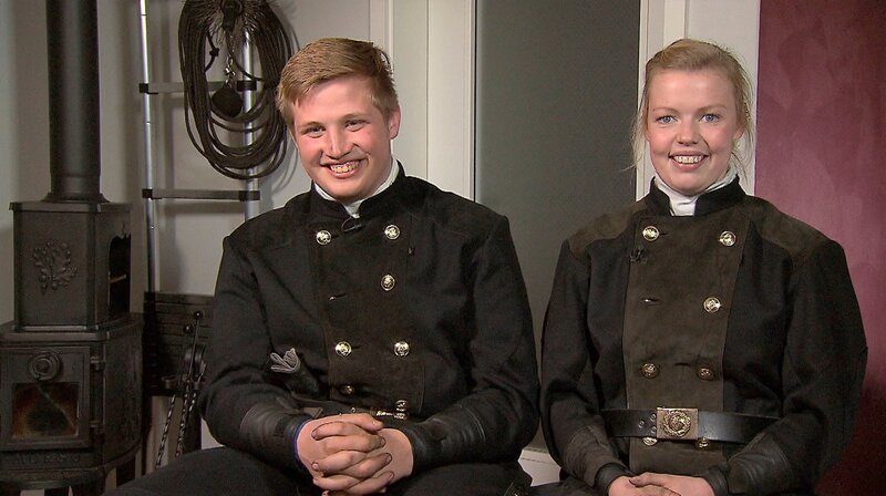 Schornsteinfeger-Azubi Lukas (l, 16) weiß die Strenge Kontrolle von Gesellin Sandra (22) zu schätzen. – Bild: WDR/​Warner Bros. International Television Production Deutschland GmbH