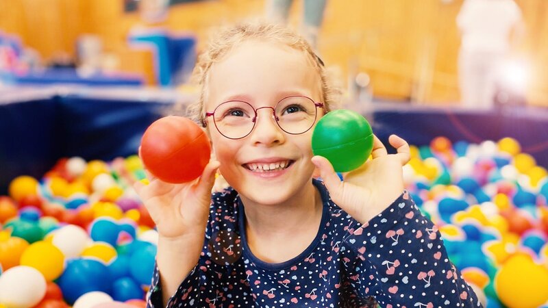 Sophia im Bällebad – Bild: rbb/​Iris Stark