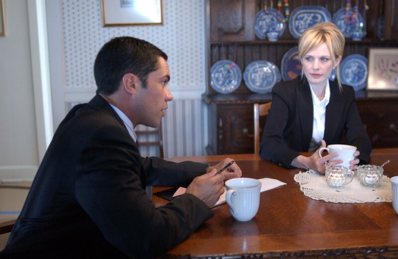 Det. Lilly Rush (Kathryn Morris, r.) und Det. Scott Valens (Danny Pino, l.) versuchen, etwas über einen Mordfall aus dem Jahre 1978 herauszufinden … – Bild: Sat.1 Gold