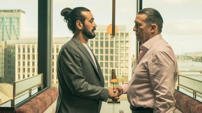 Jimmy Kinsella (Emmett J Scanlan, l.) und Eamon Cunningham (Ciarán Hinds, r.) – Bild: KIN SERIES HOLDING UK LTD AND HEADLINE PICTURES (KIN) LIMITED