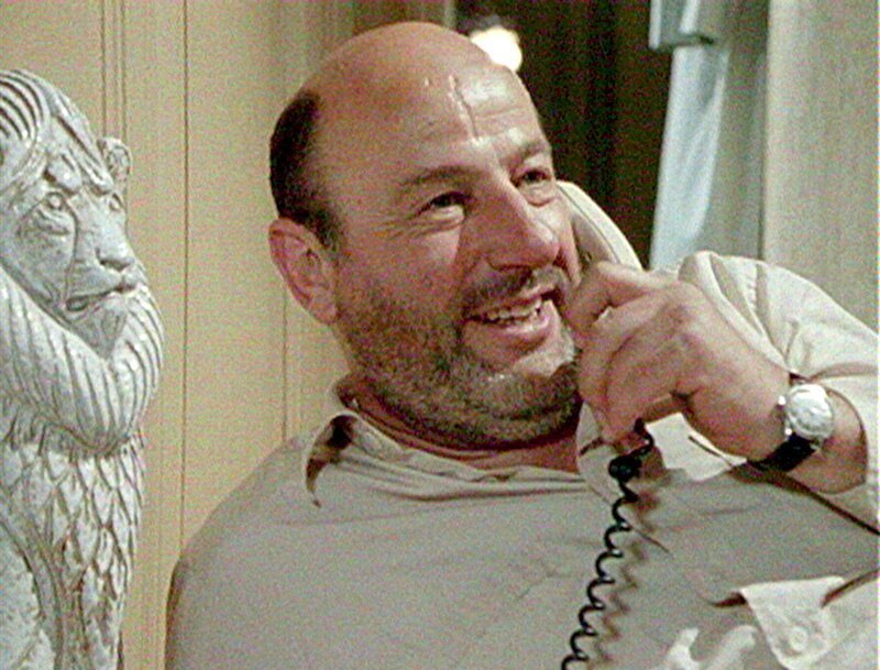 Mehrere spannende Fälle beschäftigen die beiden Anwälte, wobei Arnold etwas pikiert feststellen muss, dass die jungen und hübschen Klientinnen immer bei Anwalt Liebling landen. Zum Ausgleich lädt der seinen Kompagnon zu sich nach Hause ein. – Rechtsanwalt Robert Liebling (Manfred Krug). – Bild: rbb