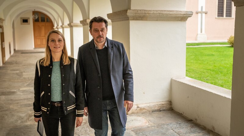Auf der Suche nach dem Kloster-Mörder: Chefinspektor Sascha Bergmann (Hary Prinz, rechts) und seine Partnerin Anni (Anna Unterberger, links). – Bild: ARD Degeto/​Allegro Film/​Toni Muhr