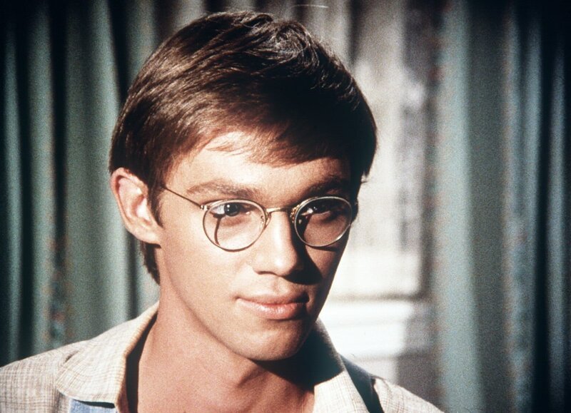 Einen Aufsatz mit dem Thema „Die außergewöhnlichste Person, die ich je kennen lernte“ nimmt John-Boy (Richard Thomas) zum Anlass, um seine Lieblings-Lehrerin Miss Hunter zu ehren. – Bild: Sat.1 Gold