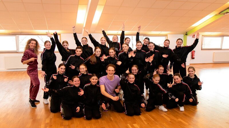 Julian lernt Hip-Hop mit Tänzerin Johanna und ihrer Crew aus Kempten. – Bild: BR/​megaherz gmbh/​Fritz Schönegger