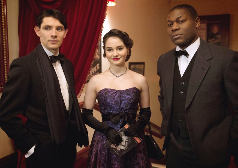 Phoebe (Aisling Franciosi) ist mit ihren Kommilitonen Patrick (Obi Abili, 2. v. re.) und Jimmy (Colin Morgan) ins Theater gegangen. – Bild: ARD Degeto/​BBC/​Steffan Hill