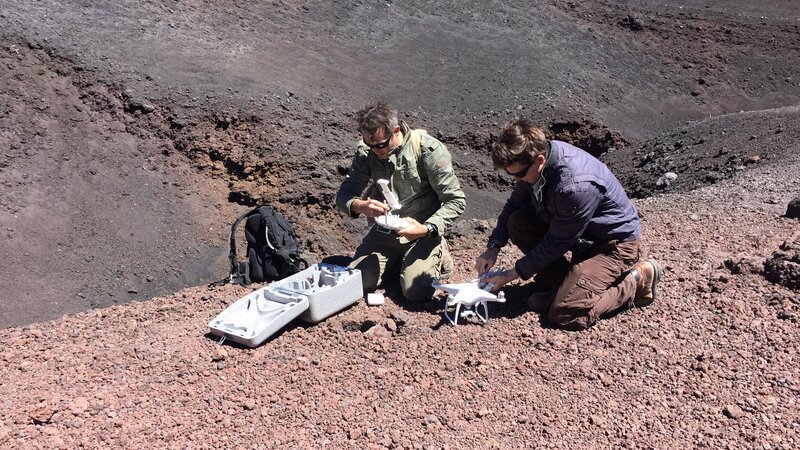 Rob Nelson and Stefan Burns set up their drone in preparation for an aerial survey. – Bild: Discovery Communications