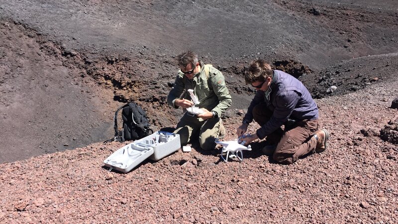Rob Nelson and Stefan Burns set up their drone in preparation for an aerial survey. – Bild: Discovery Communications