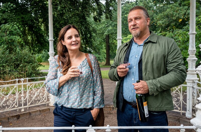 Susanne Mertens (Elisabeth Lanz, links) lacht mit Alpakafarmer Mike Redmann (Matthias Komm, rechts). Sie hat sich seit dem Tod ihres Mannes Christoph Lentz vor über einem Jahr mit keinem Mann mehr verabredet. Kann sie den Abend genießen? – Bild: ARD/​Steffen Junghans