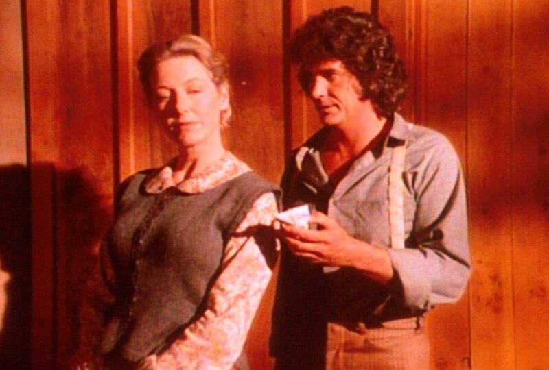 Charles (Michael Landon, r.) hat den Hochzeitstag vergessen. Caroline (Karen Grassle, l.) ist beleidigt und will das nachträgliche Geschenk nicht annehmen … – Bild: Sat.1 Gold