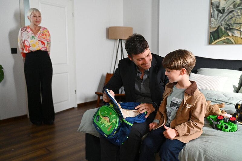 Ben (Jörg Rohde, M.) ahnt nicht, wie schamlos sein Vertrauen ausgenutzt wird. Links Renate Scholz (Ingeborg Brings), rechts Nils. – Bild: RTL /​ Julia Feldhagen /​ Familiärer Hochverrat