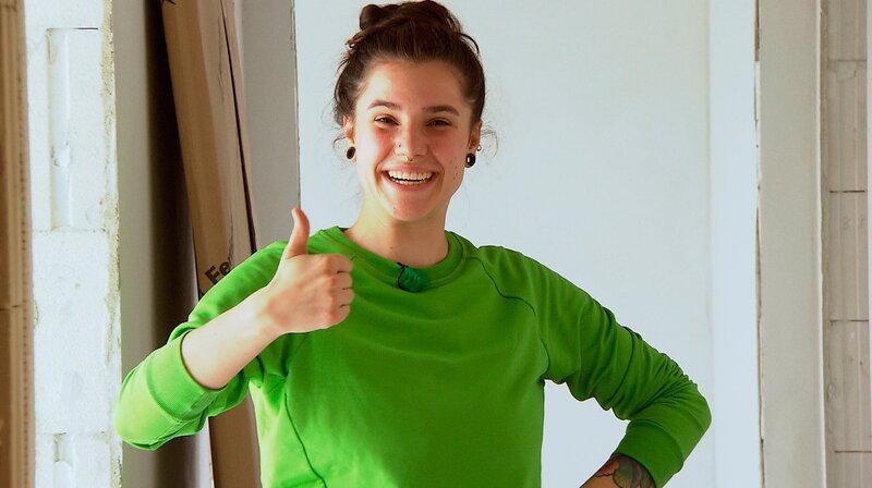 Tischlerin-Azubi Heather (21) ist stolz auf das Tagewerk. – Bild: WDR/​Warner Bros. International Television Production Deutschland GmbH