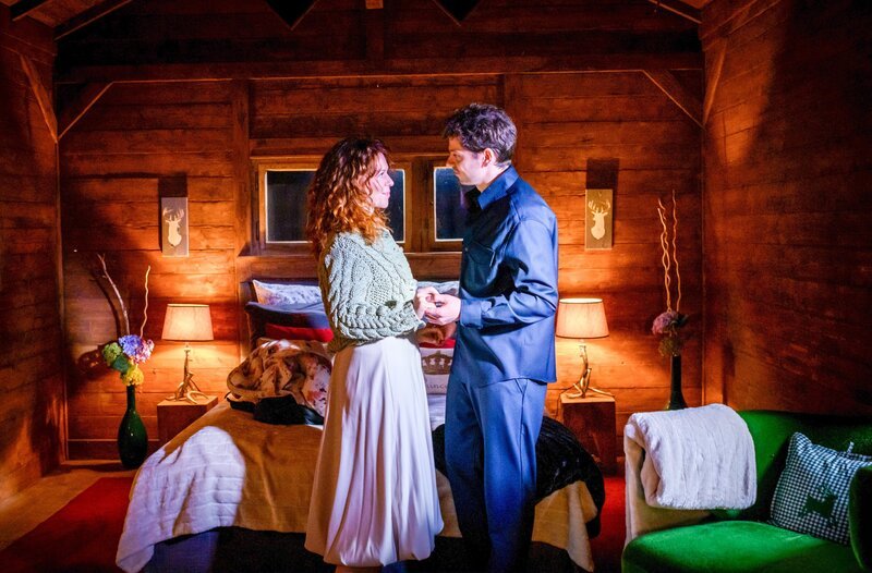 Kilian (Anthony Paul, r.) und Fanny (Johanna Graen, l.) kommen sich näher. – Bild: ORF/​ARD/​Christof Arnold