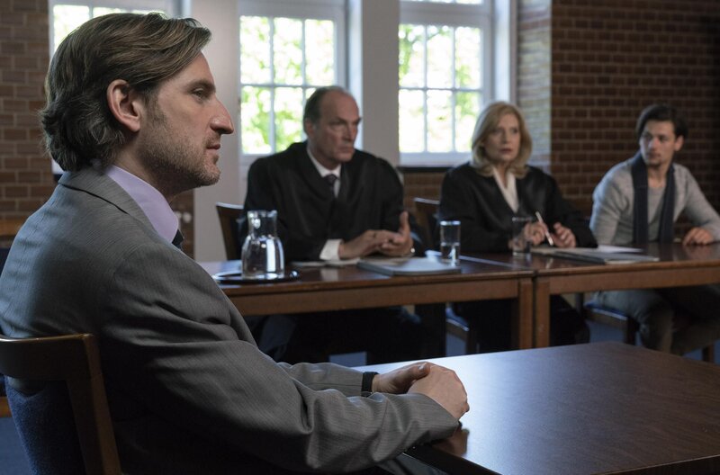 Markus Gellert (Herbert Knaup, 2.v.l.) und Isabel von Brede (Sabine Postel, 2.v.r.), die Anwälte von Samuel Haber (Doga Gürer, r.) konfrontieren Hans Melzik (Jonas Hien, l.) vor Gericht mit Fragen zur Beschleunigung von Arbeitsabläufen an den Maschinen. – Bild: ProSiebenSat.1 Media SE