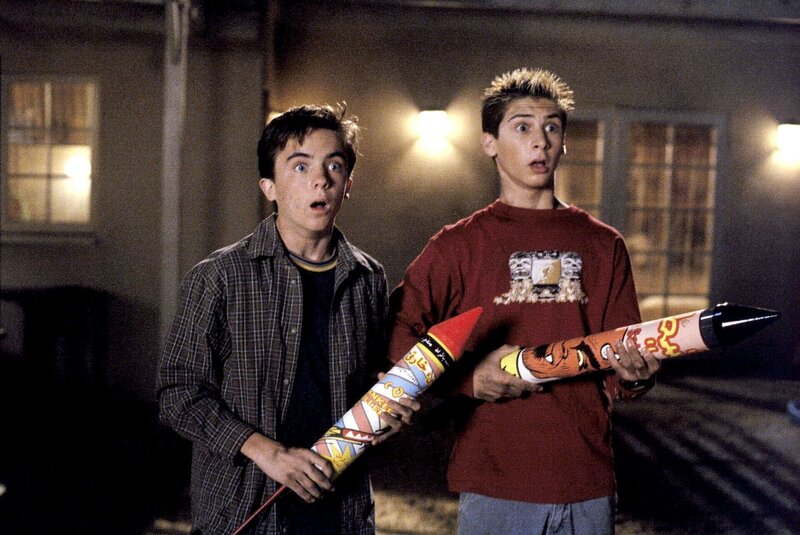 Malcolm (Frankie Muniz, l.) und Reese (Justin Berfield) reißen sich versteckte Feuerwerkskörper unter den Nagel. – Bild: ORF /​ Twentieth Century Fox Film Corporation