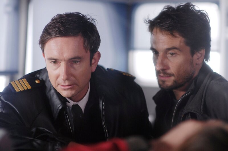 Der Kollege Reimann der Wasserschutzpolizei unterstützt Stedefreund. v.l.: Wasserschutzpolizist Reimann (Arnd Klawitter), Kommissar Stedefreund (Oliver Mommsen) – Bild: Radio Bremen/​Jörg Landsberg