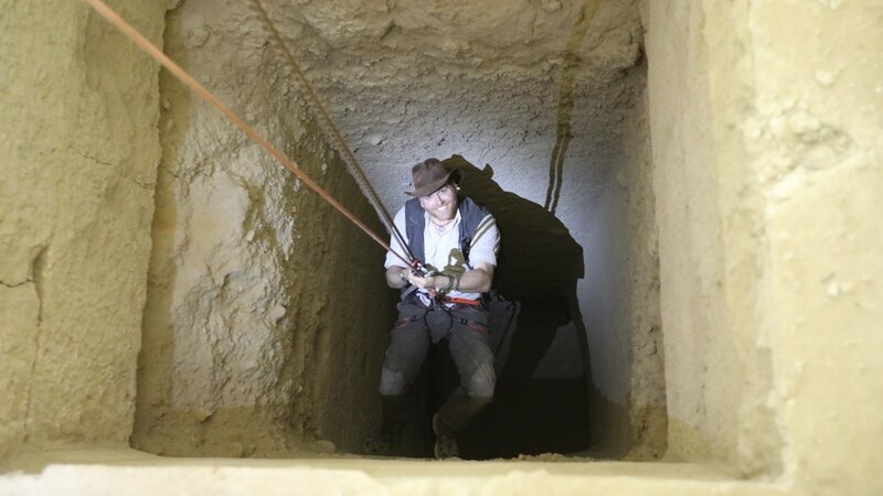 Josh Gates plummets into the darkness of an ancient Egyptian tomb. – Bild: Discovery Channel/​Aidan Bradbury /​ Discovery Communications, LLC