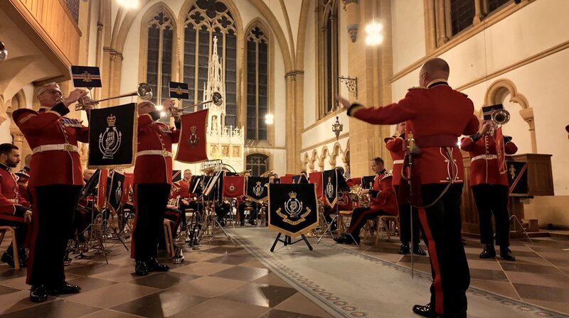Britische Militärkapelle beim britisch-deutschen Gottesdienst. – Bild: WDR/Längengrad Filmproduktion Britische Militärkapelle beim britisch-deutschen Gottesdienst. – Bild: WDR/Längengrad Filmproduktion