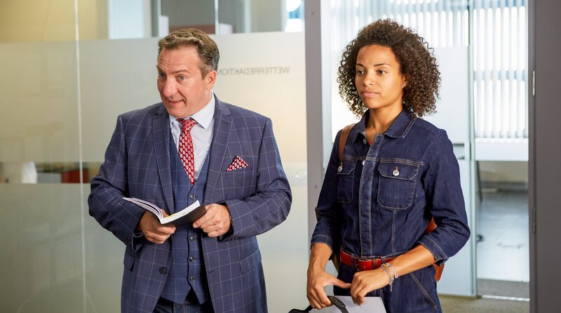 Otto Czerny-Hohenburg (Robert Palfrader), Meike Schultz (Naomi Simmonds). – Bild: WDR/​ORF