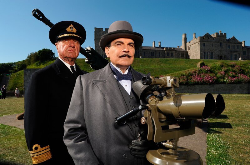 Hercule Poirot (David Suchet) mit Vice Admiral Hamling (Geoffrey Palmer, l) – Bild: WDR/​ITV plc (Granada International)