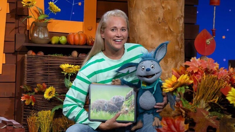 Fidi erzählt von einer Igelfamilie, die sie gesehen hat. Singa erklärt, warum Igel vor dem Winter so viel futtern müssen. – Bild: KiKA