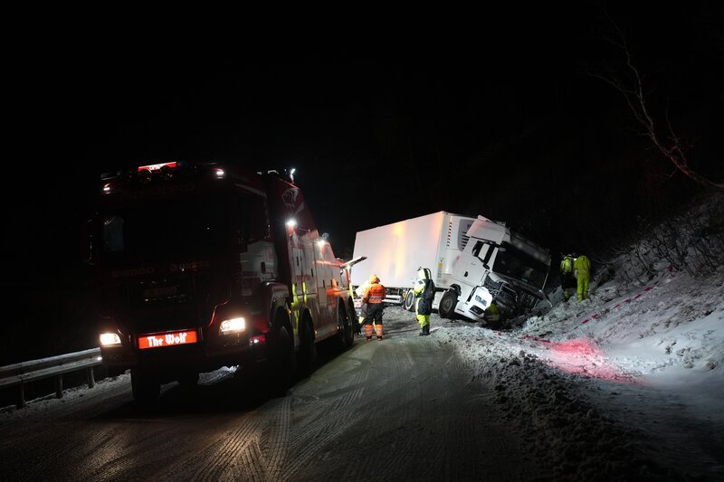 Der Lkw rutschte 20 Meter weit und kam im Graben zum Stehen, nachdem die Fahrerkabine vollständig zerstört worden war. (National Geographic) – Bild: National Geographic